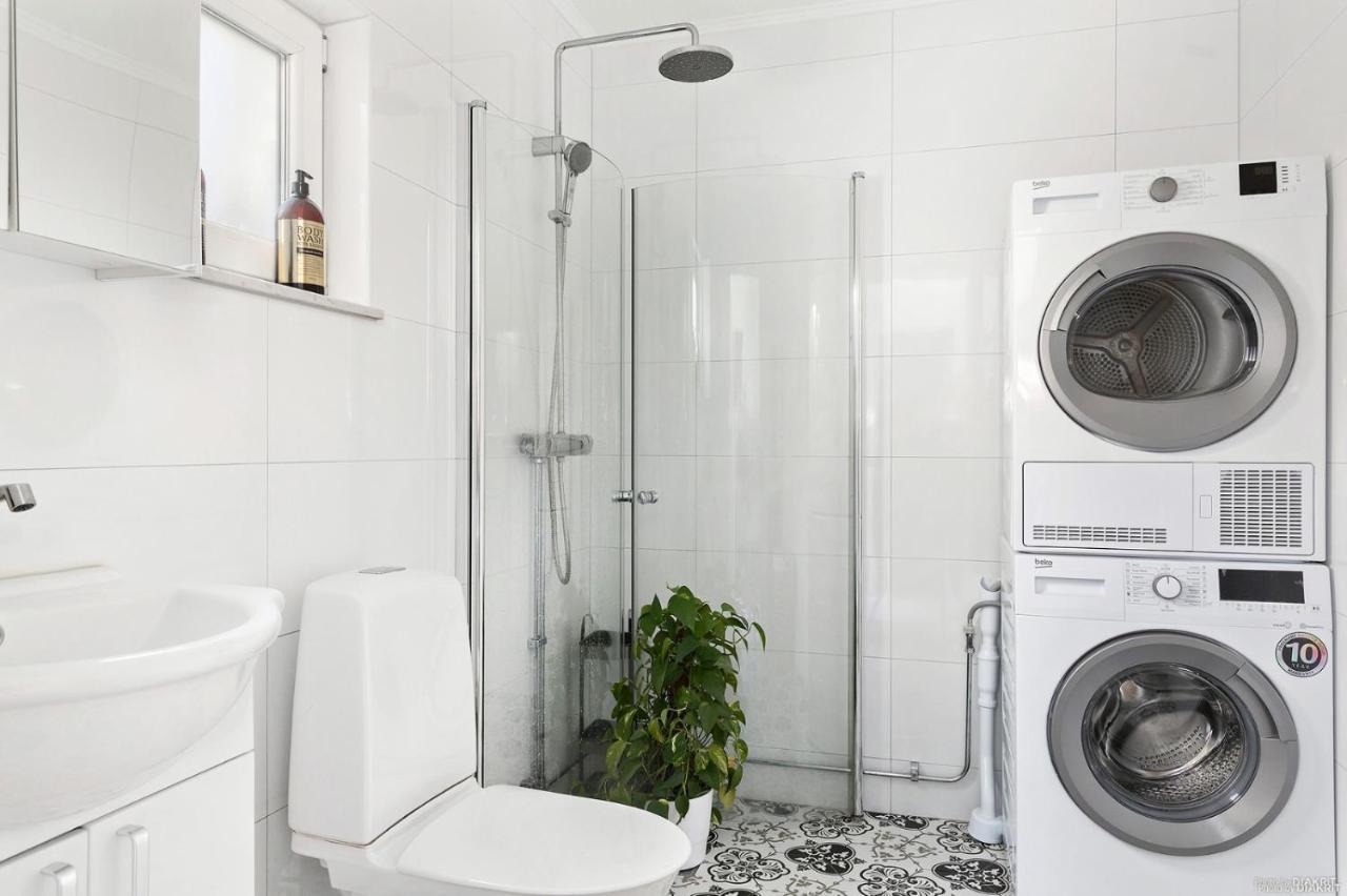 Charming Apartment In A Red House In Стокгольм Экстерьер фото
