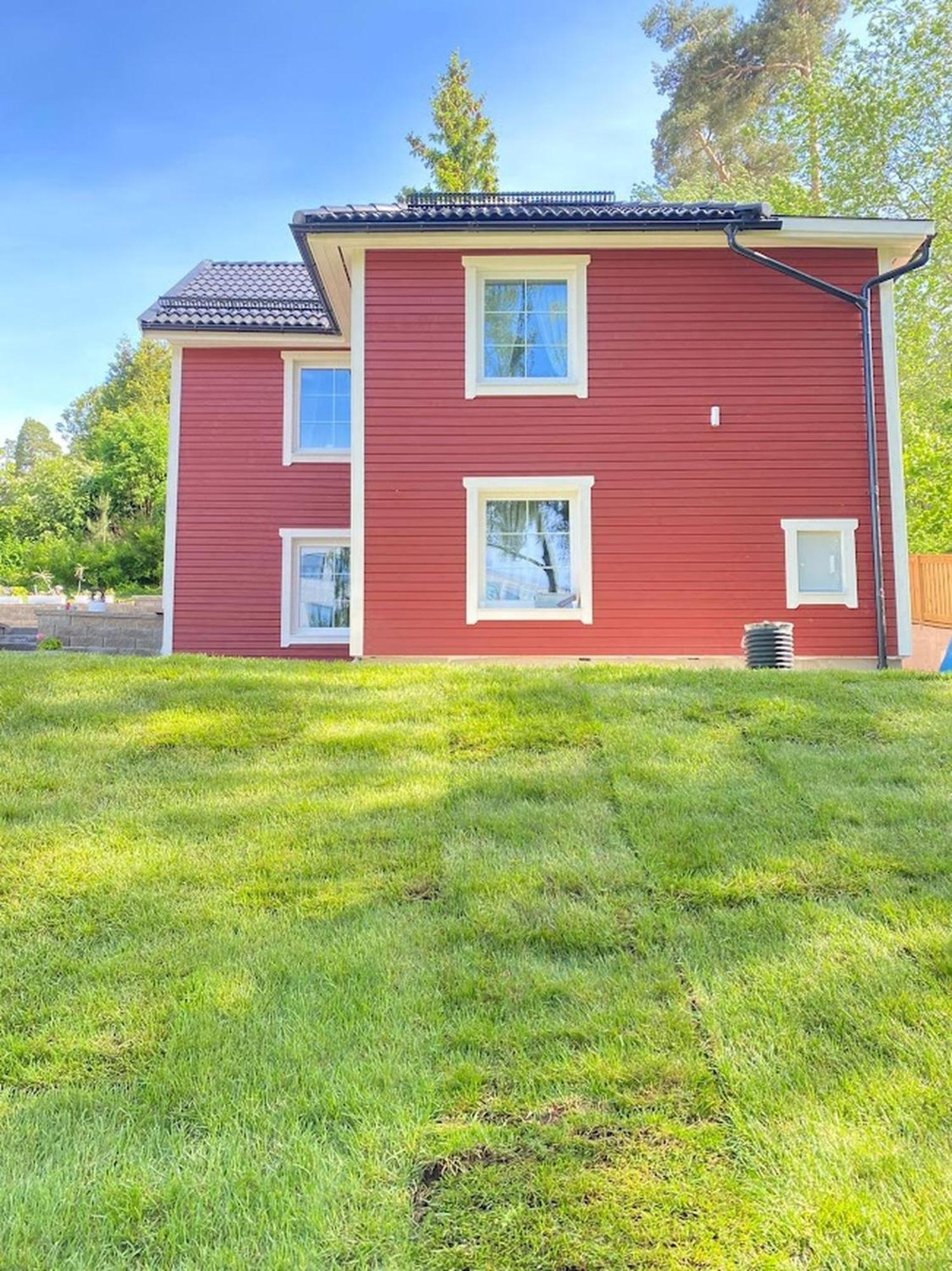 Charming Apartment In A Red House In Стокгольм Экстерьер фото